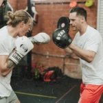 Deux hommes faisant un entrainement de boxe.
