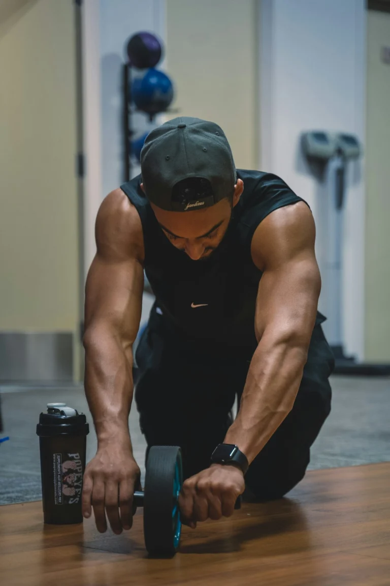 Homme sportif en train de s'échauffer et s'étirer pour une séance de crossfit