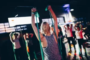 Groupe de femmes sportives faisant des exercices de gymnastique et fitness en salle