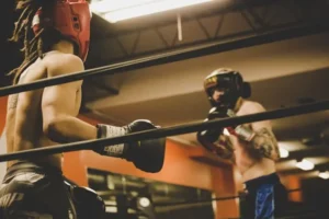 Deux boxeurs en train de faire de la boxe sur un ring de boxe.